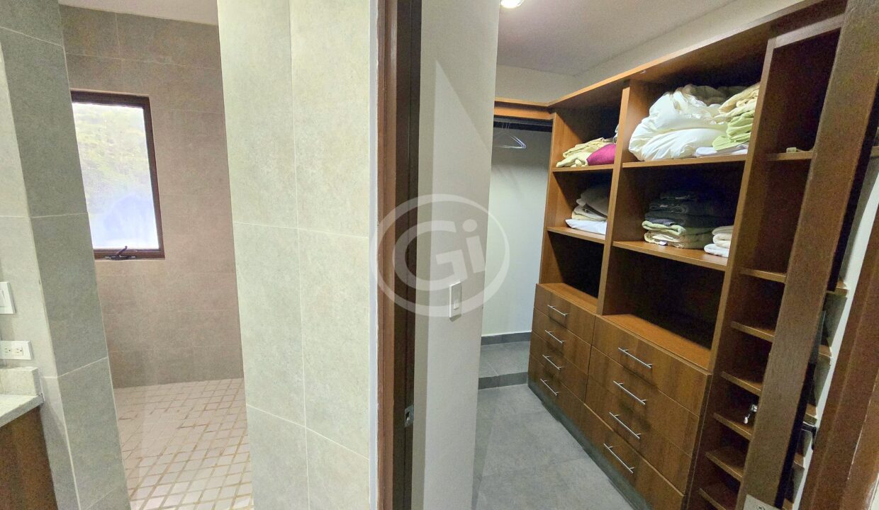 27. Habitación Principal Baño. Embassy Club Loft en Alquiler Clayton)