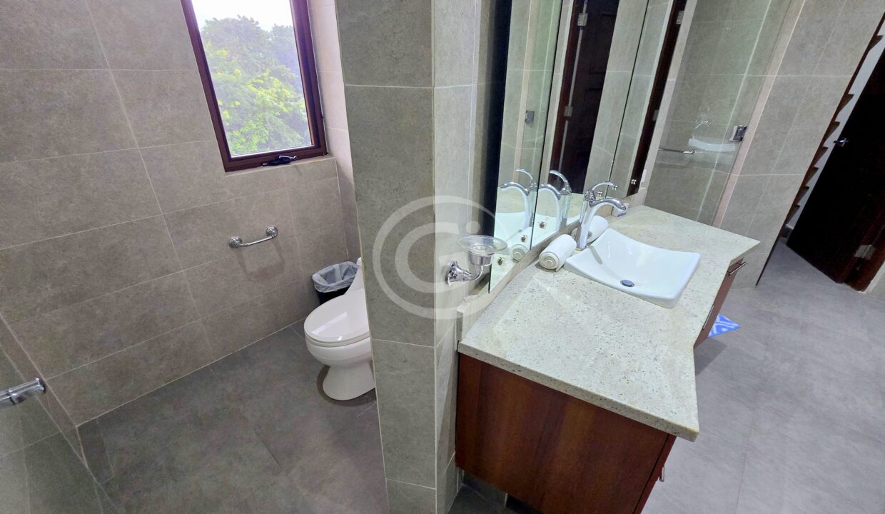 28. Habitación Principal Baño. Embassy Club Loft en Alquiler Clayton