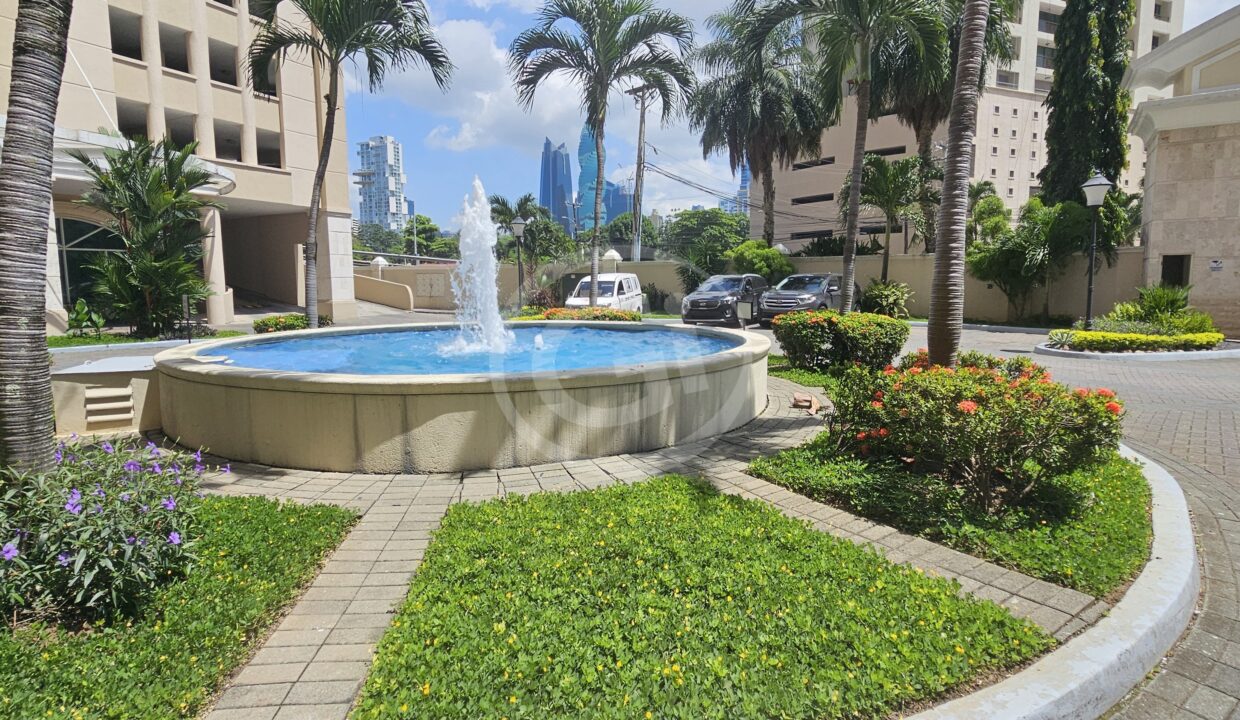 28. Plaza interna Costa Pacífica Venta reposeído Banistmo
