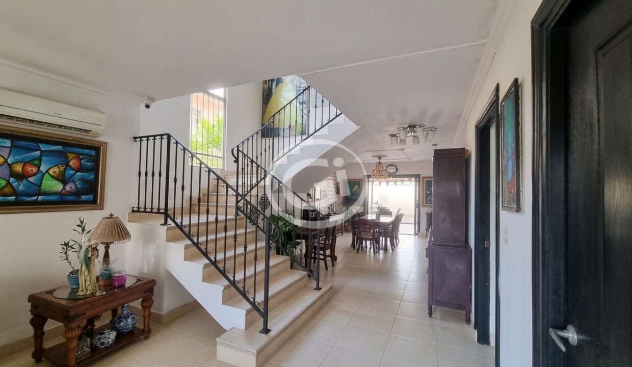 3. Escalera y Sala Venta Casa Paseo Dorado