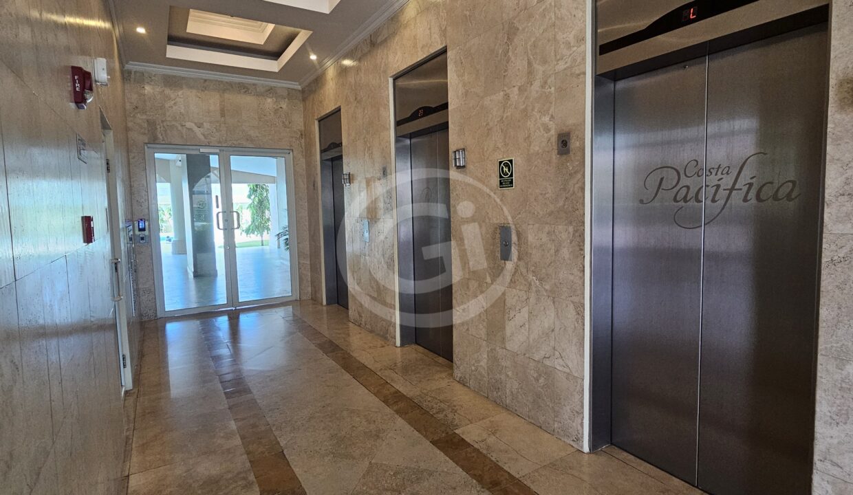 5. Área de elevadores Lobby Costa Pacífica Venta reposeído Banistmo
