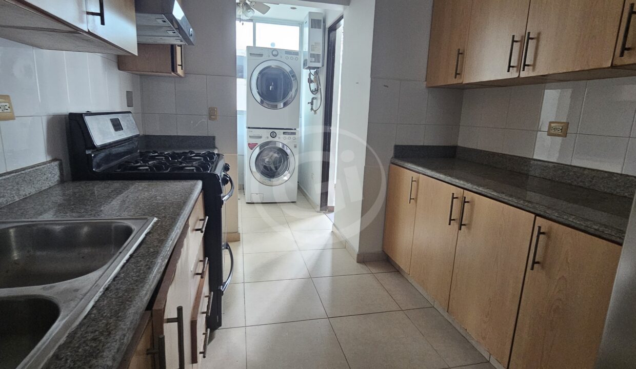 6. Cocina cerrada Sol del Este Venta Apartamento Reposeído Banistmo