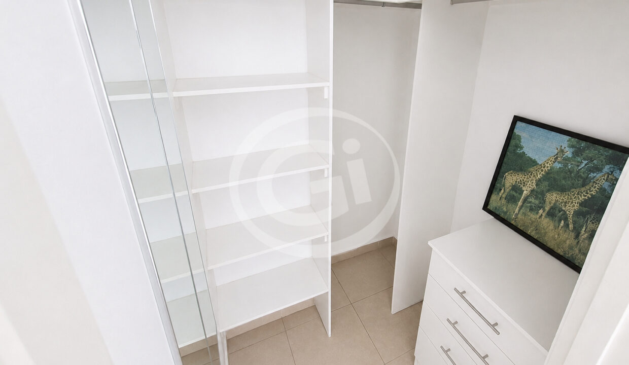 10 walk in closet San Francisco Bay T300 32D