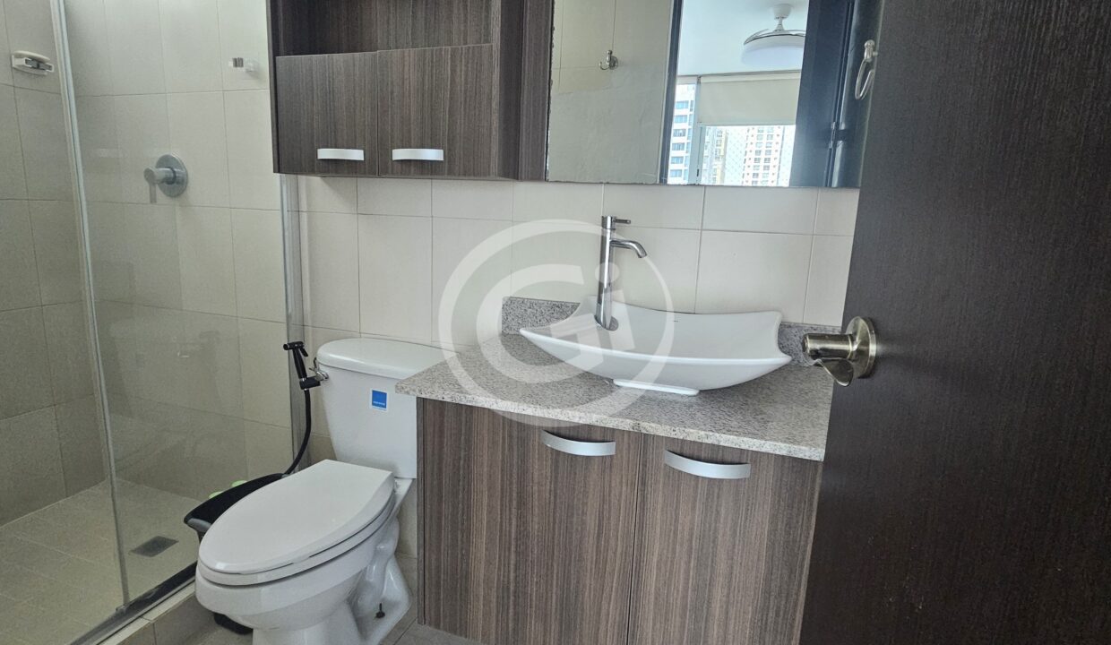 10. Baño habitación principal Alquiler apartamento Sky Blue. San Francisco