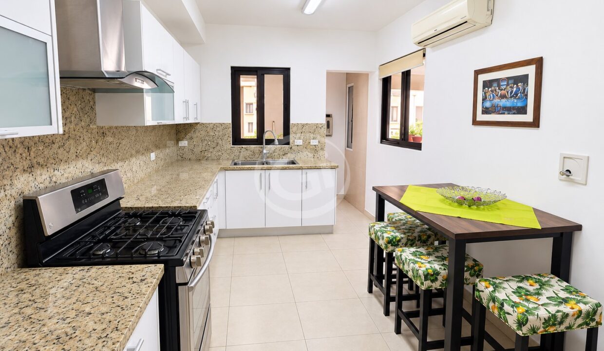 10. Cocina. Casa en Alquiler Embassy Club Clayton