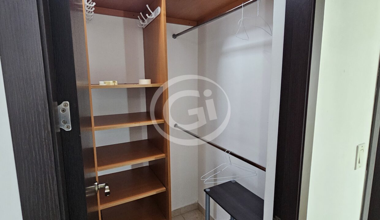11- Walk-in closet. Recámara principal. Alquiler Sky Blue. San Francisco