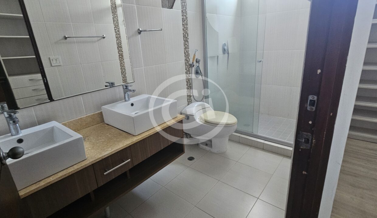 11. Baño habitación principal Elevation Tower apartamento venta Reposeído Banistmo