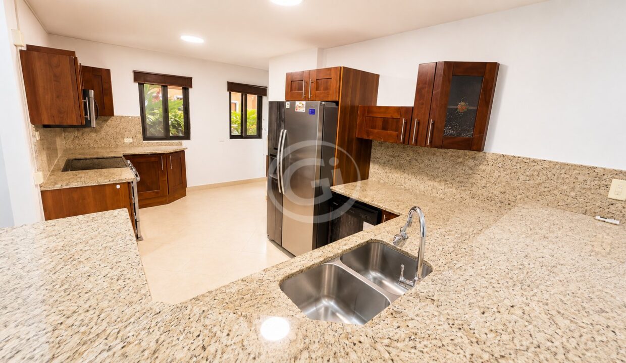 11. Cocina. Embassy Club. Clayton. Venta Courtyard Planta Baja