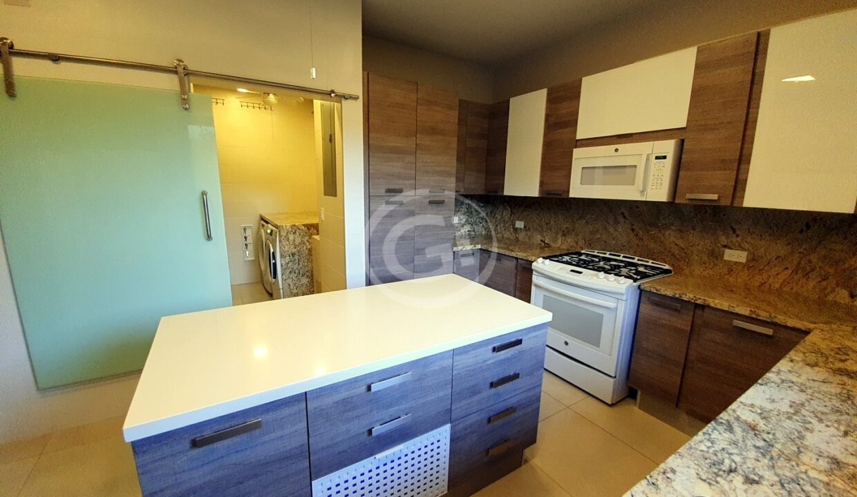 12. Cocina. Alquiler Embassy Club. Clayton