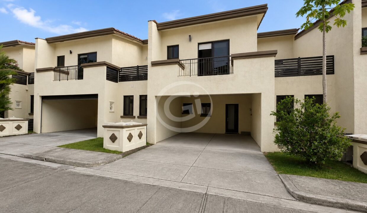 12. Fachada Trasera. Casa en Alquiler Embassy Club Clayton