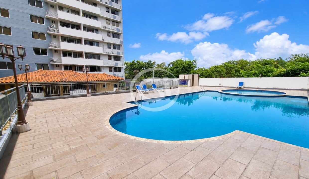 12. Piscina