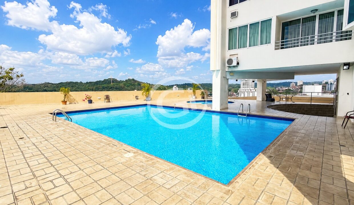 12. Piscina