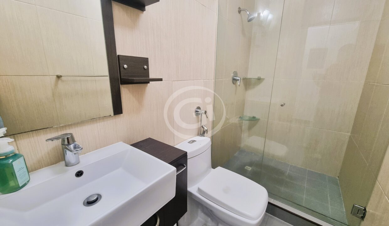 13. Baño Alquiler Apartamento Colores de Bella Vista