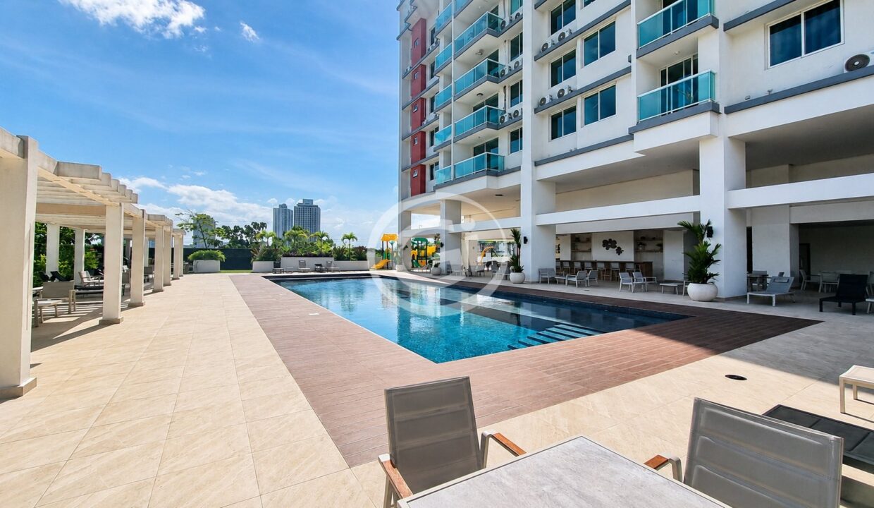 13. Piscina