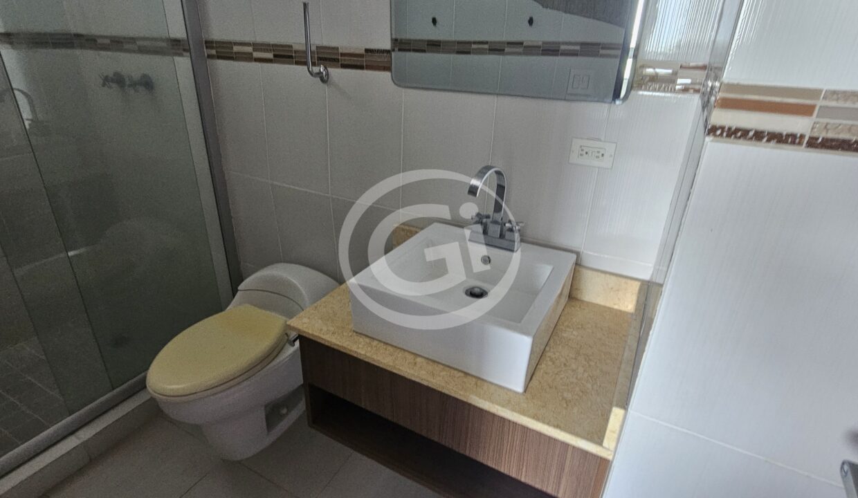 14. Baño habitación secundaria Elevation Tower apartamento venta Reposeído Banistmo