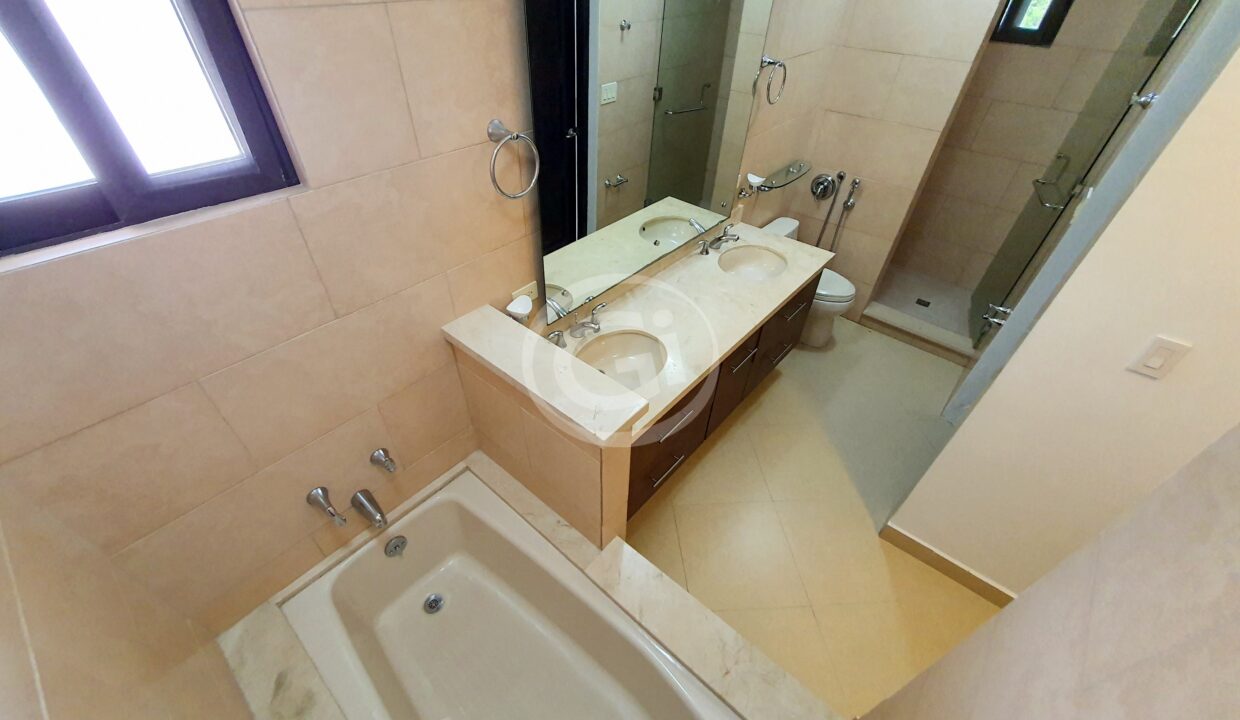 14. Habitación Principal Baño. Venta Embassy Club Courtyard. Clayton