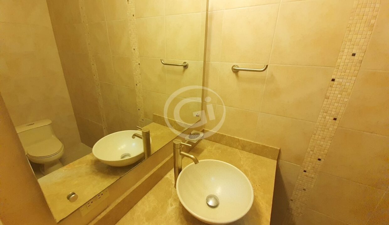 15. Baño de Visitas. Alquiler Embassy Club. Clayton