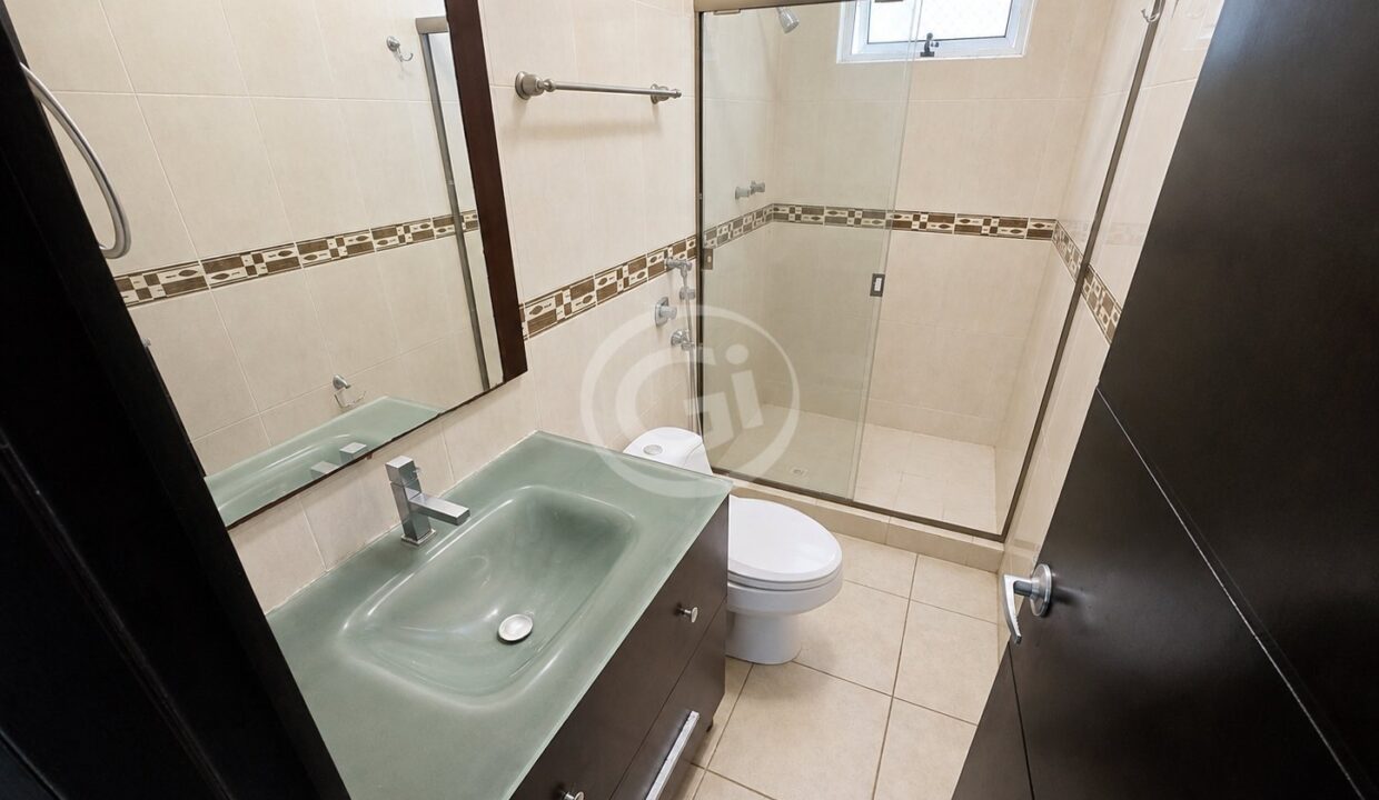 16. Baño Compartido. Oportunidad Venta Apartamento Clayton Park