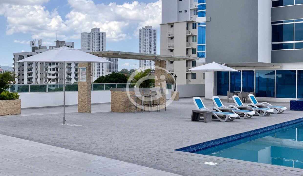 16. Piscina