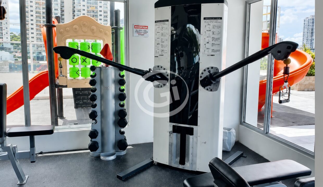 18. Gym y parque infantil