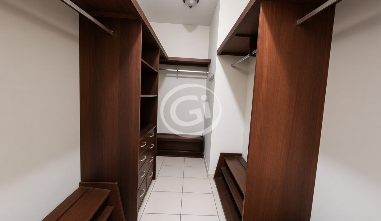 18. Walk-in cloet