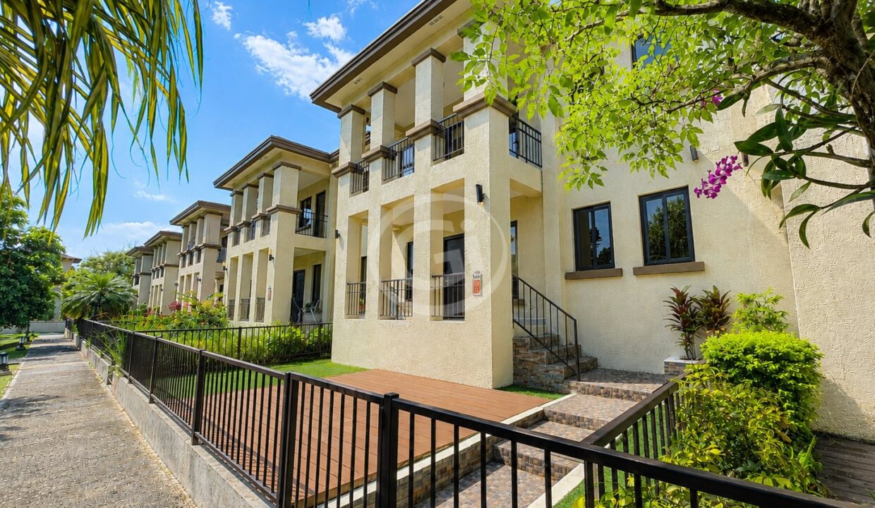 2. Fachada. Casa en Venta. Embassy Club Clayton