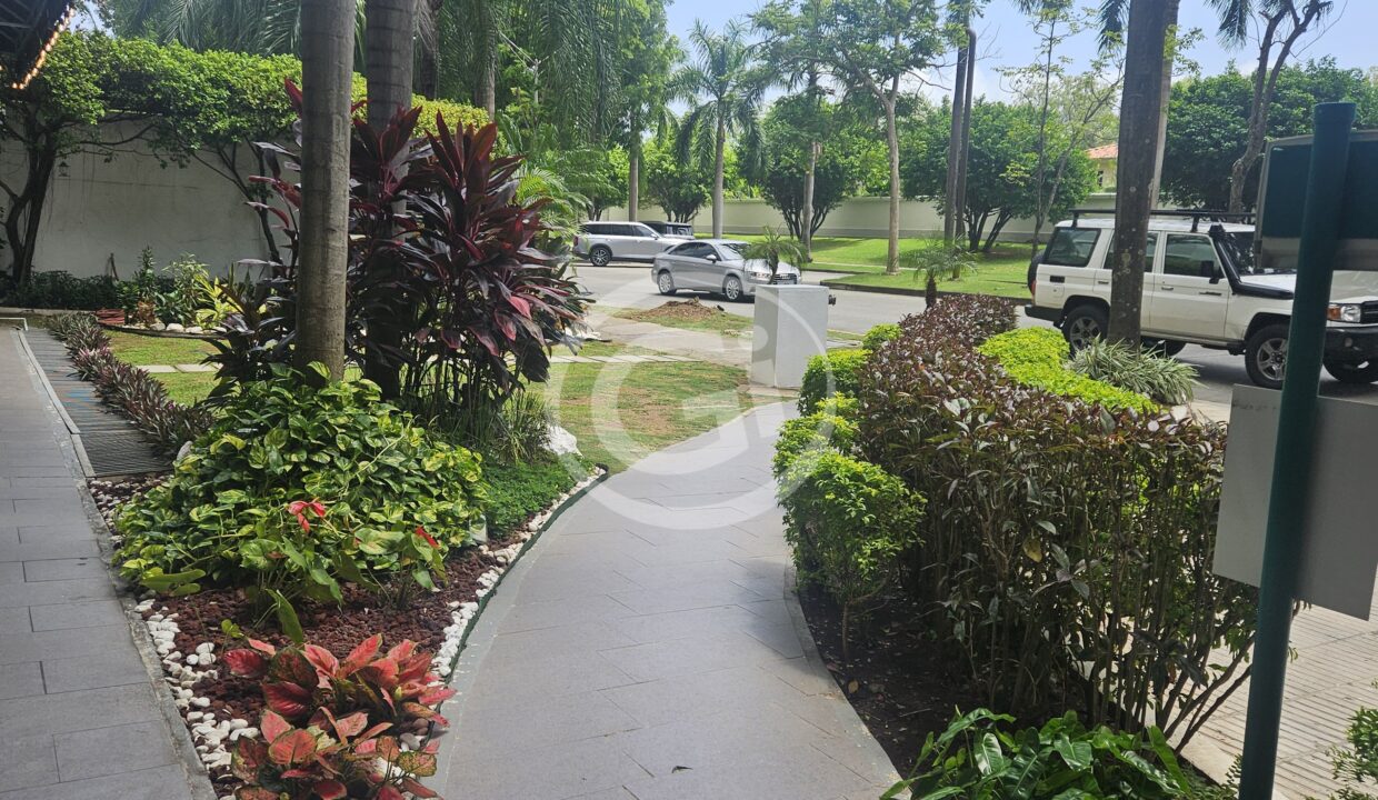 2. Jardín de entrada Elevation Tower apartamento venta Reposeído Banistmo