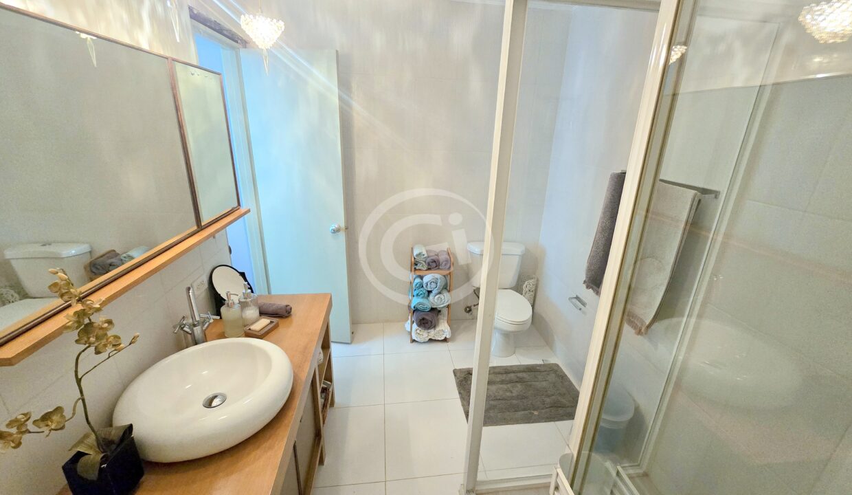 25. Baño Compartido. Alquiler y Venta Casa Clayton