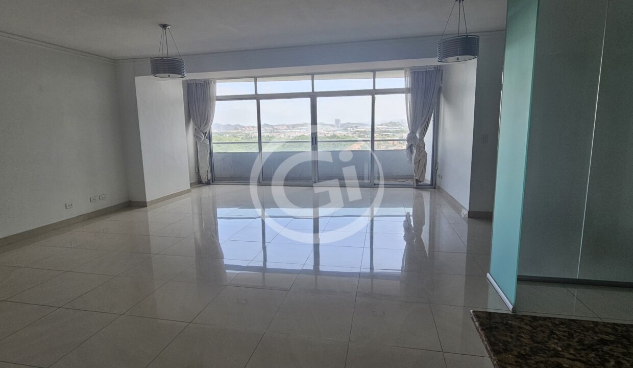 26. Sala y balcón Elevation Tower apartamento venta Reposeído Banistmo