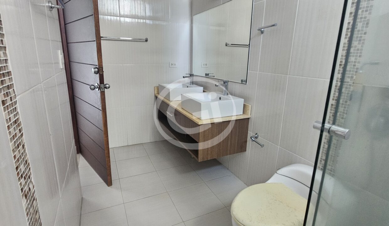 27. Baño habit. principal Elevation Tower apartamento venta Reposeído Banistmo