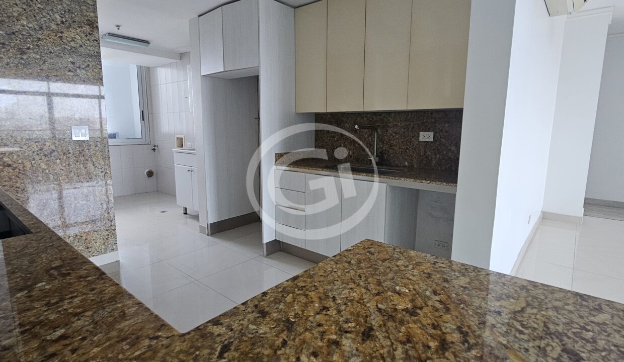 29. Cocina con desayunador Elevation Tower apartamento venta Reposeído Banistmo