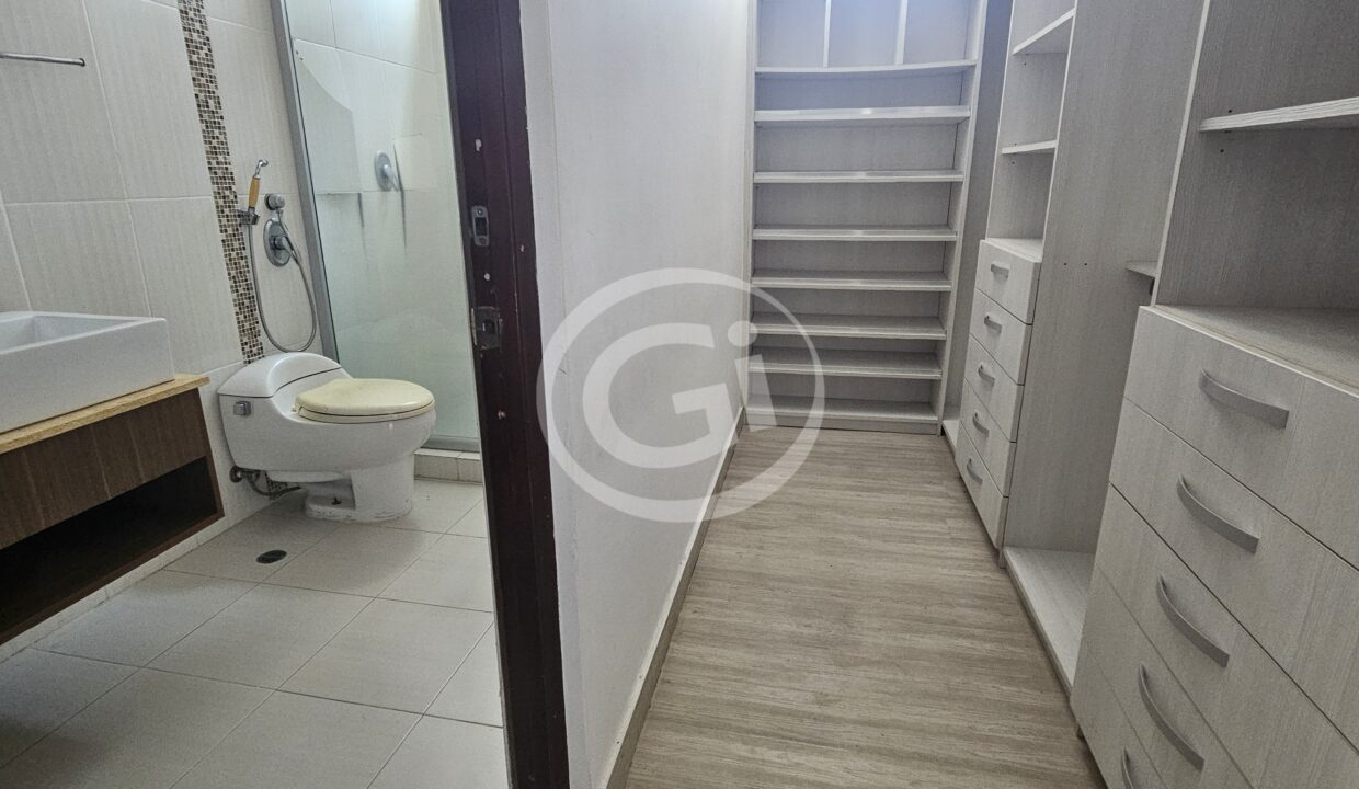 36. Walk-in closet y baño principal Elevation Tower apartamento venta Reposeído Banistmo