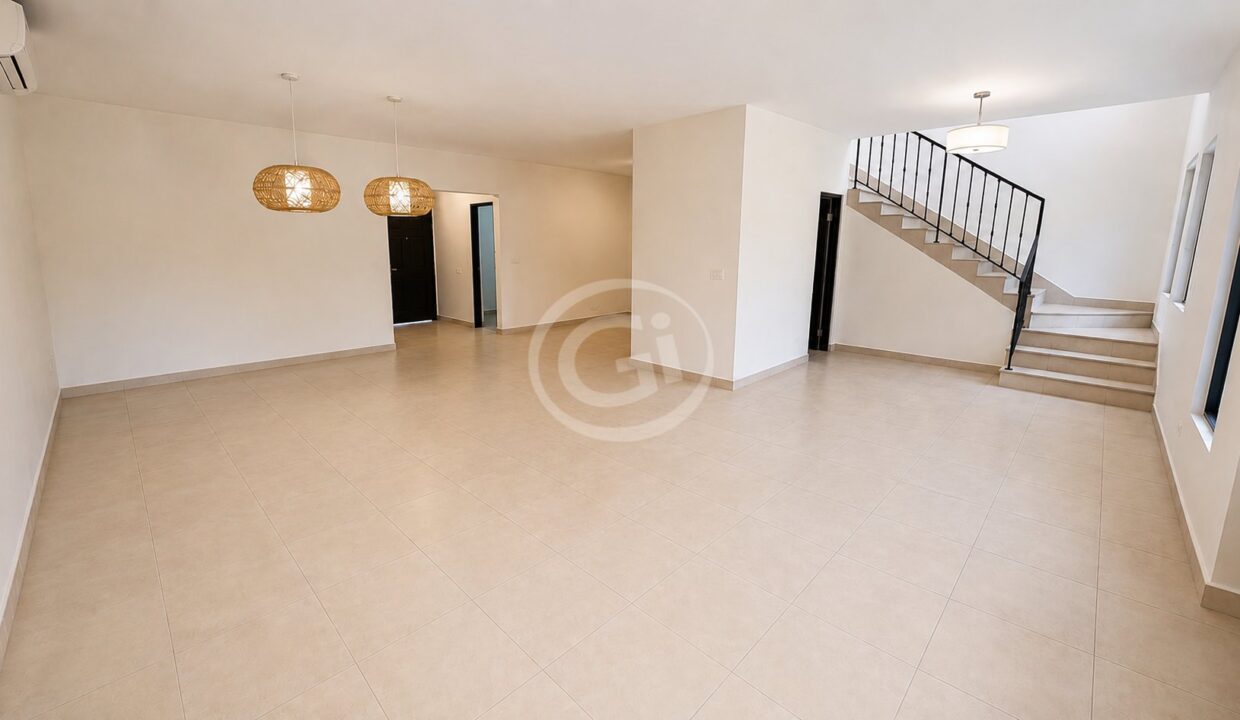 4. Sala-Comedor. Casa en Venta. Embassy Club Clayton