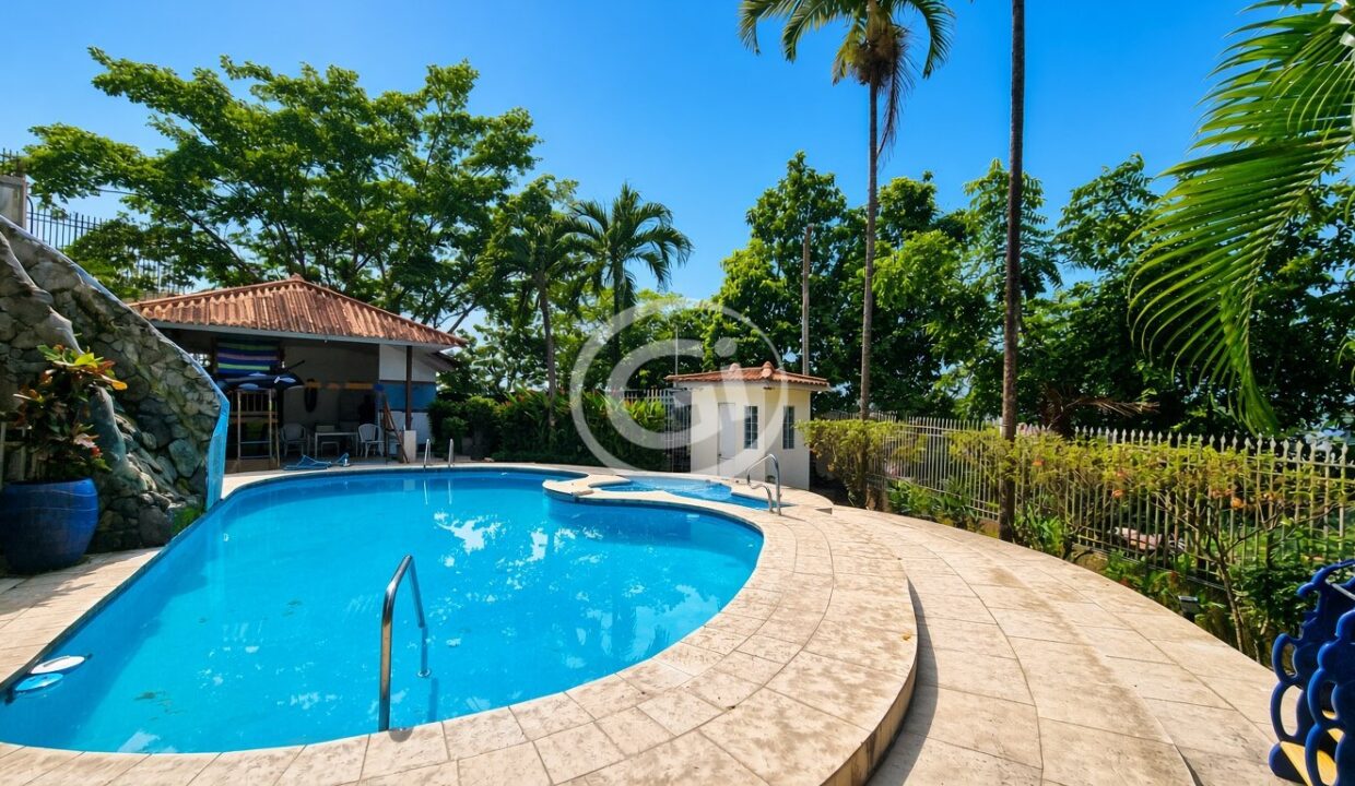 47. Piscina