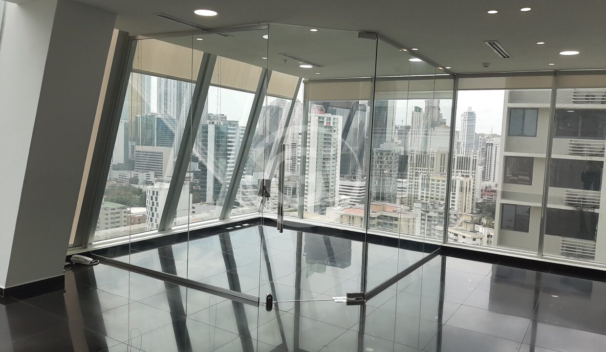 5. Oficinas divididas. Atrium Tower. Oficina Alquiler