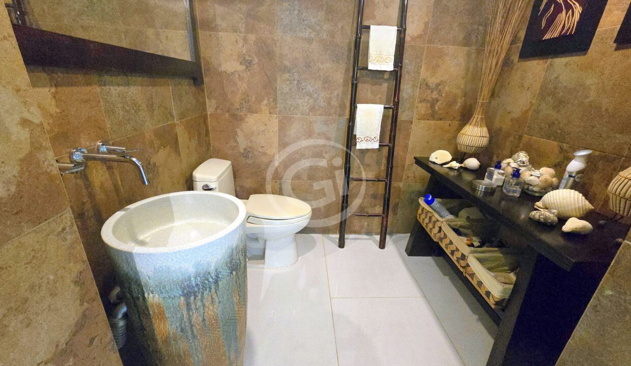 6. Baño de Visitas. Alquiler y Venta Casa Clayton
