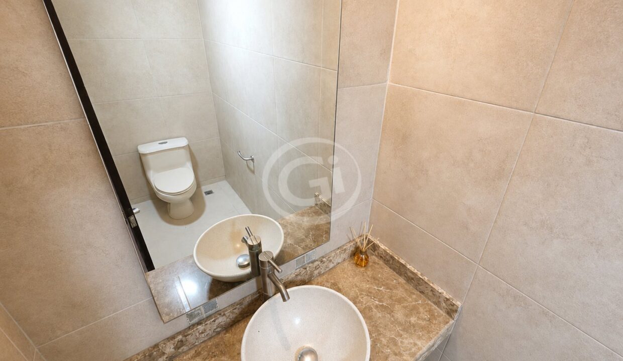 7. Baño Visitas. Casa en Venta. Embassy Club Clayton