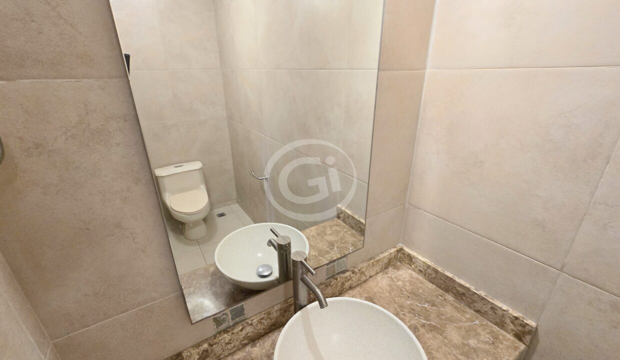 7. Baño de Visitas. Casa en Alquiler Embassy Club Clayton