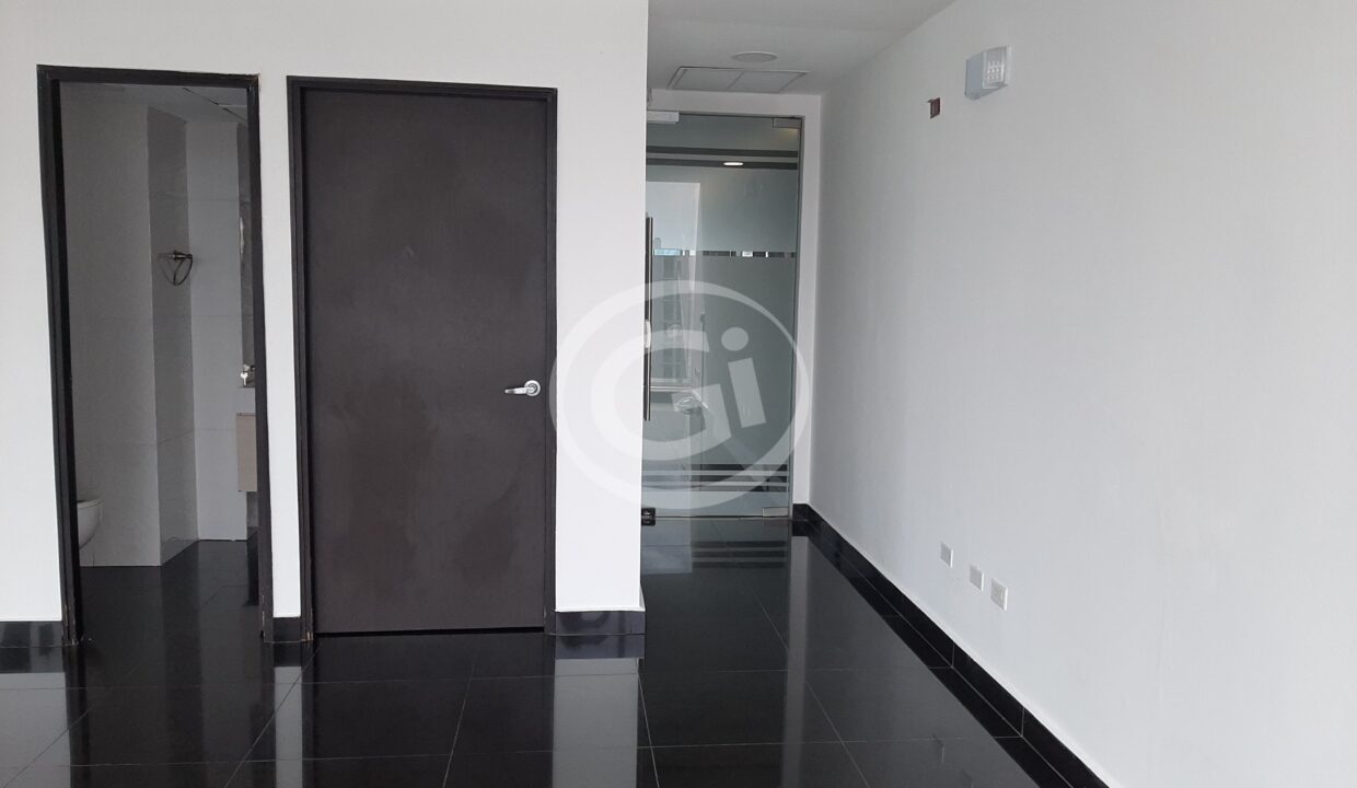 8. Baño y servidores. Atrium Tower. Oficina Alquiler