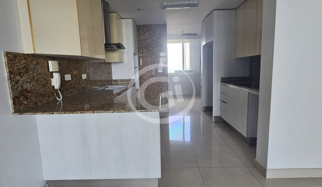 8. Cocina abierta Elevation Tower apartamento venta Reposeído Banistmo