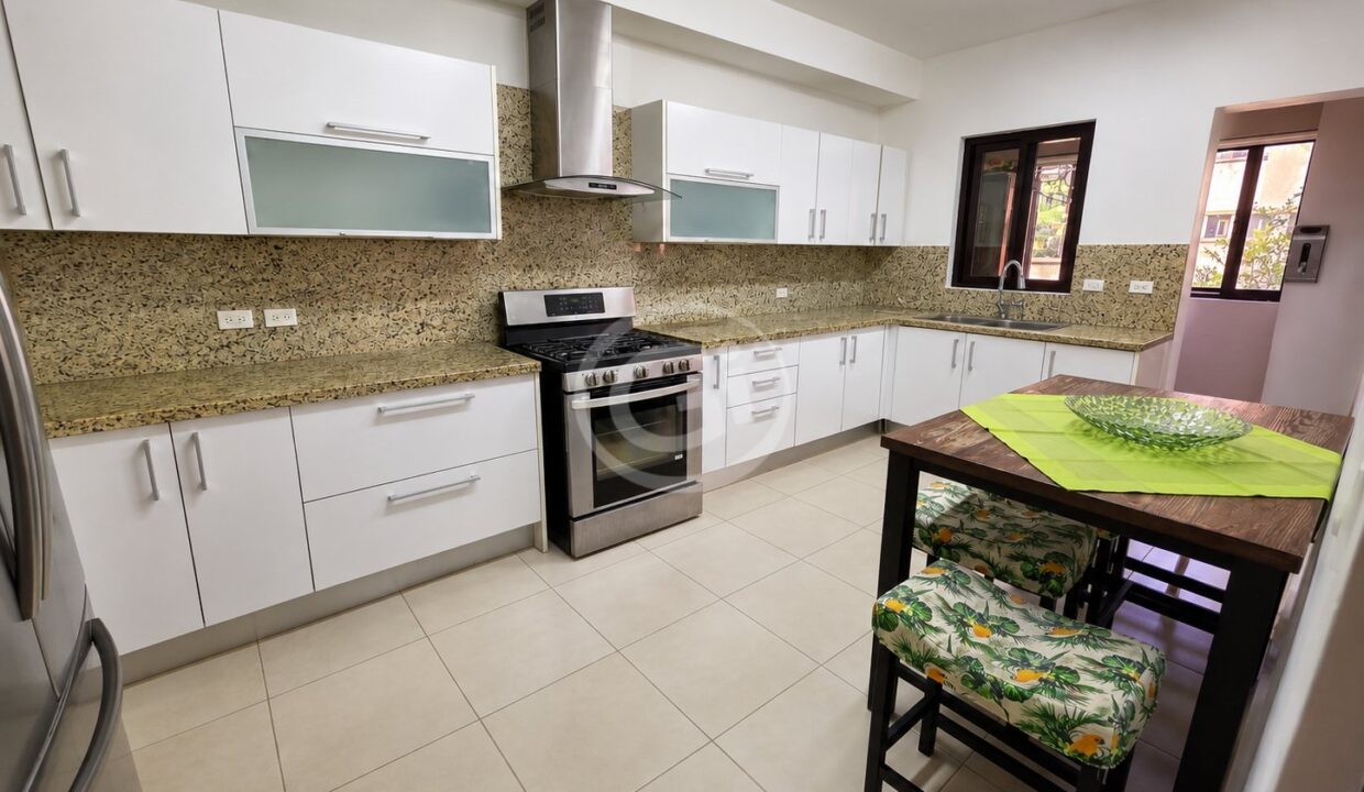 8. Cocina. Casa en Alquiler Embassy Club Clayton