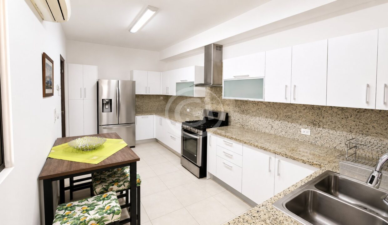 9. Cocina. Casa en Alquiler Embassy Club Clayton