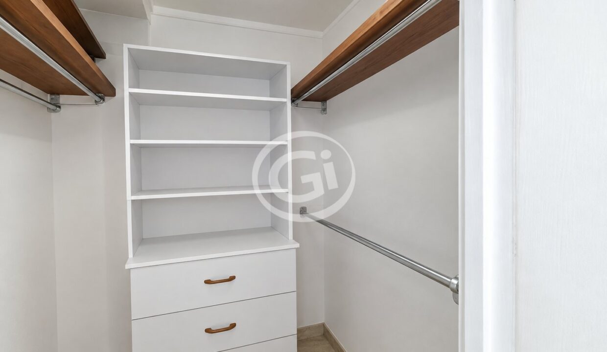11. Walk-in cloet