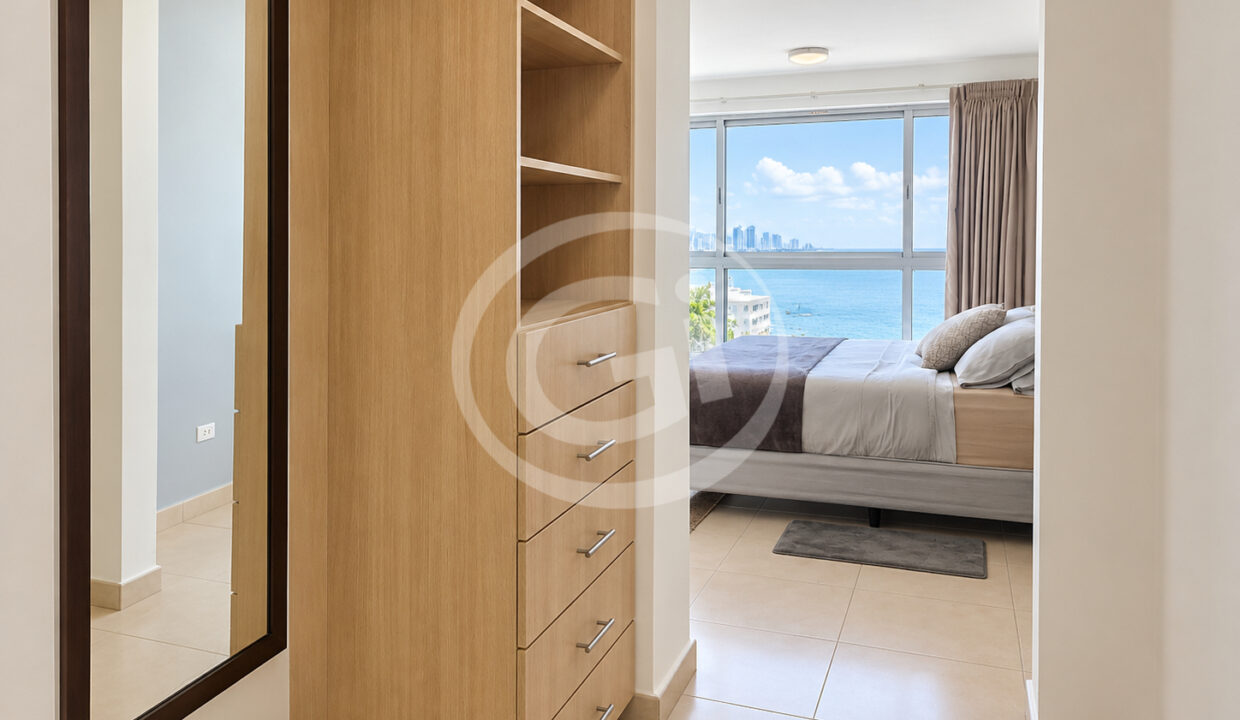 11. Walk in closet Apartamento Oasis Punta Pacífica venta