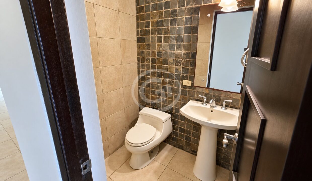 12. Baño de Visitas. Venta Casa Embassy Club. Clayton