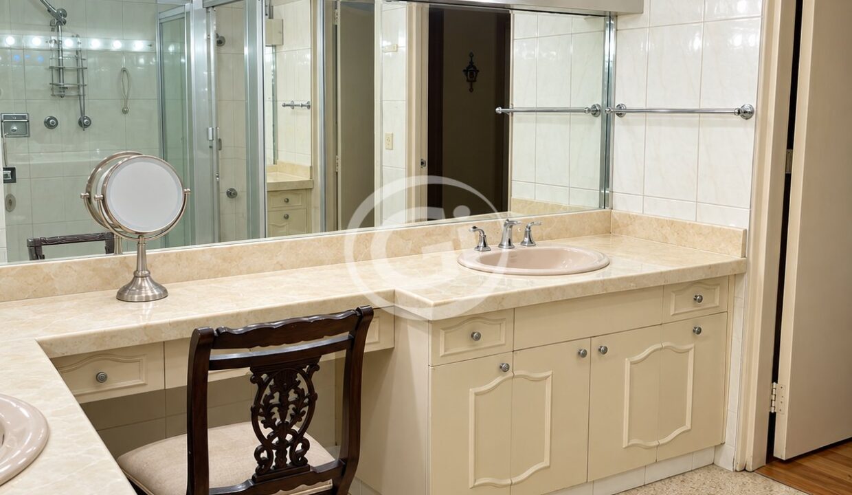 12. Baño principal