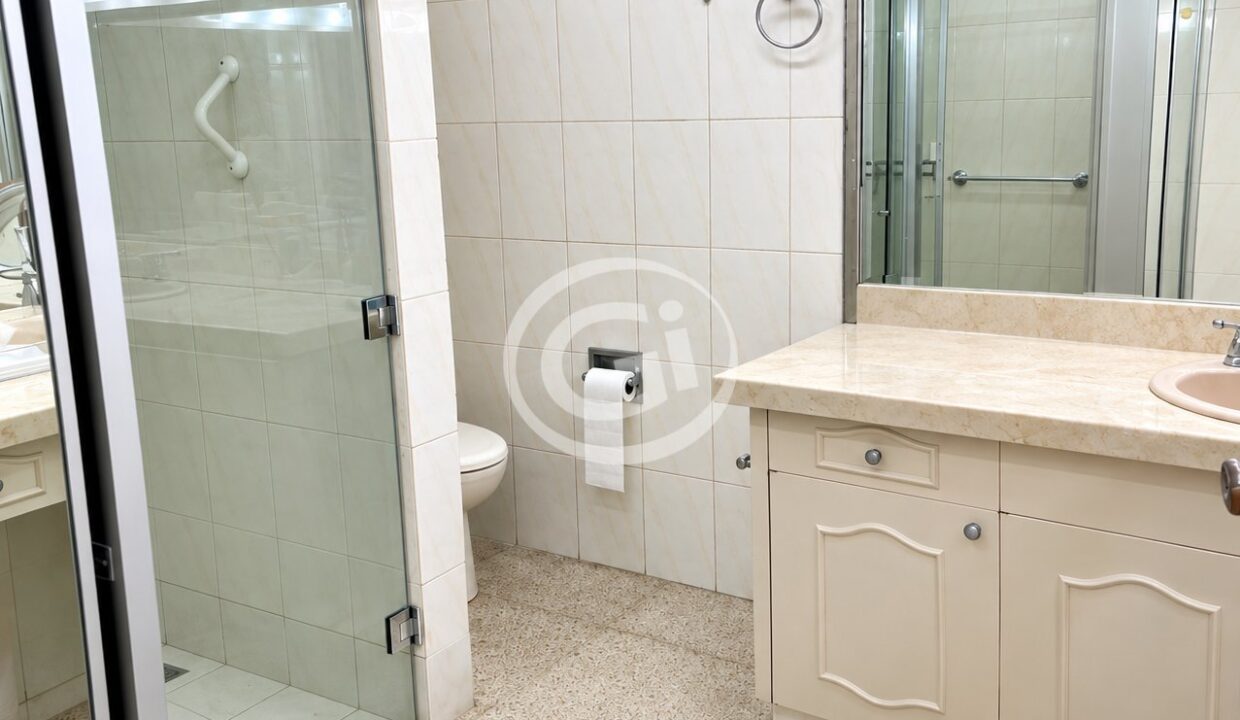 13. Baño principal