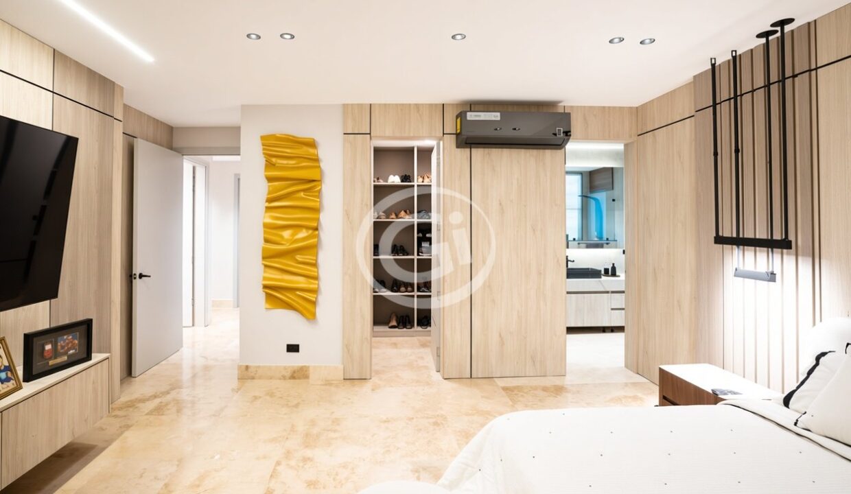 13. Baño principal