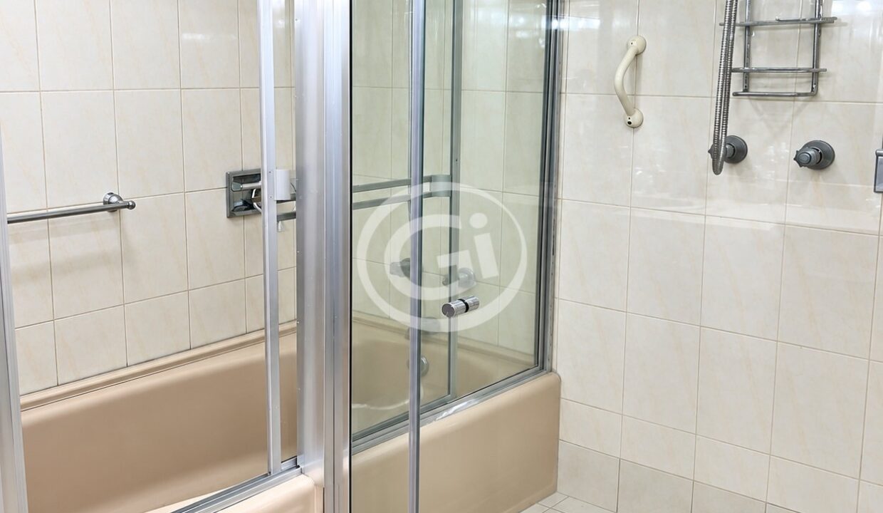 14. Baño principal