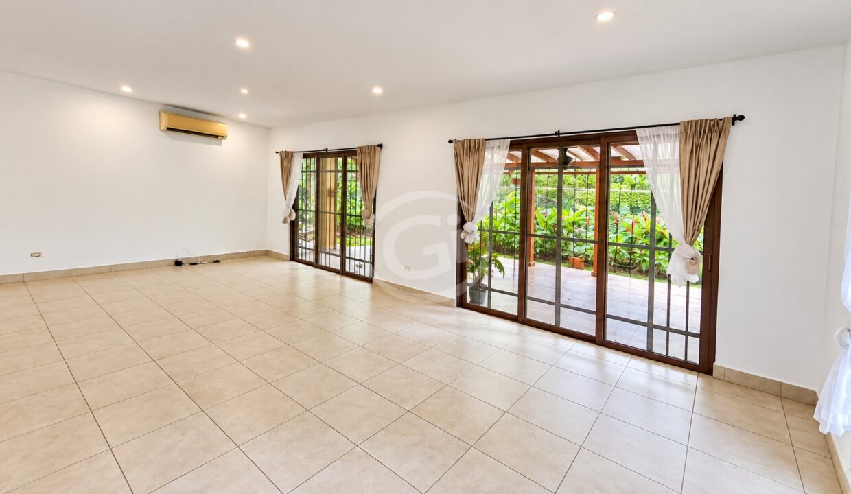 2. Sala-Comedor. Venta Casa Embassy Club. Clayton